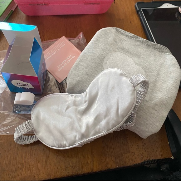 NWT Rare Ariana Grande 3 Piece Gift Set Cloud Pouch & Parfum, Sleeping Mask - Picture 2 of 8